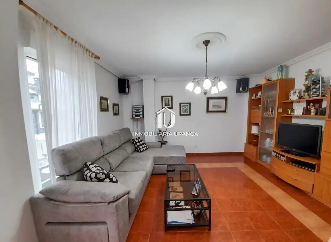 Sala de estar de Piso en venta en Castro-Urdiales con Calefacción, Terraza y Trastero