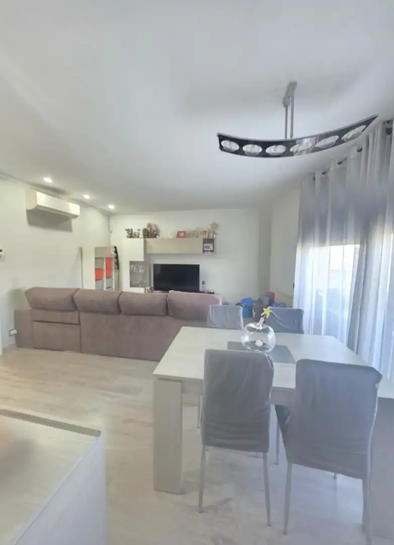 Sala d'estar de Casa adosada en venda en Santa Coloma de Gramenet amb Aire condicionat, Calefacció i Parquet
