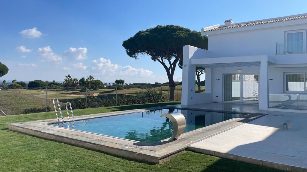 Swimming pool of House or chalet for sale in Chiclana de la Frontera  with Air Conditioner and Alarm