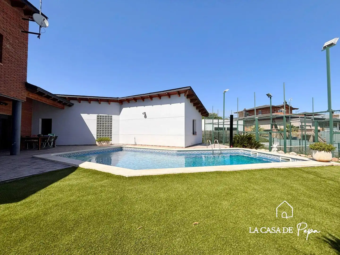 Schwimmbecken von Haus oder Chalet zum Verkauf in Begues mit Heizung und Schwimmbad