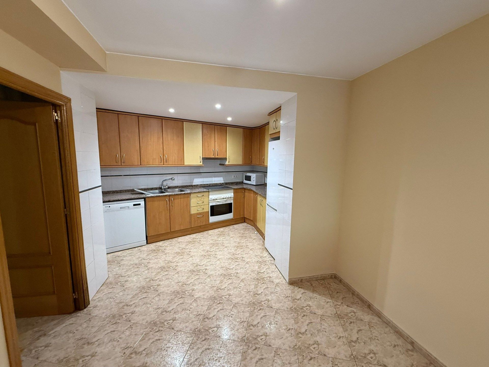 Kitchen of Flat to rent in Girona Capital  with Heating and Furnished
