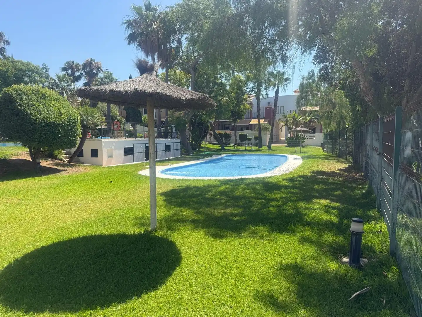 Piscina de Casa adosada en venda en Chiclana de la Frontera amb Aire condicionat, Calefacció i Jardí privat