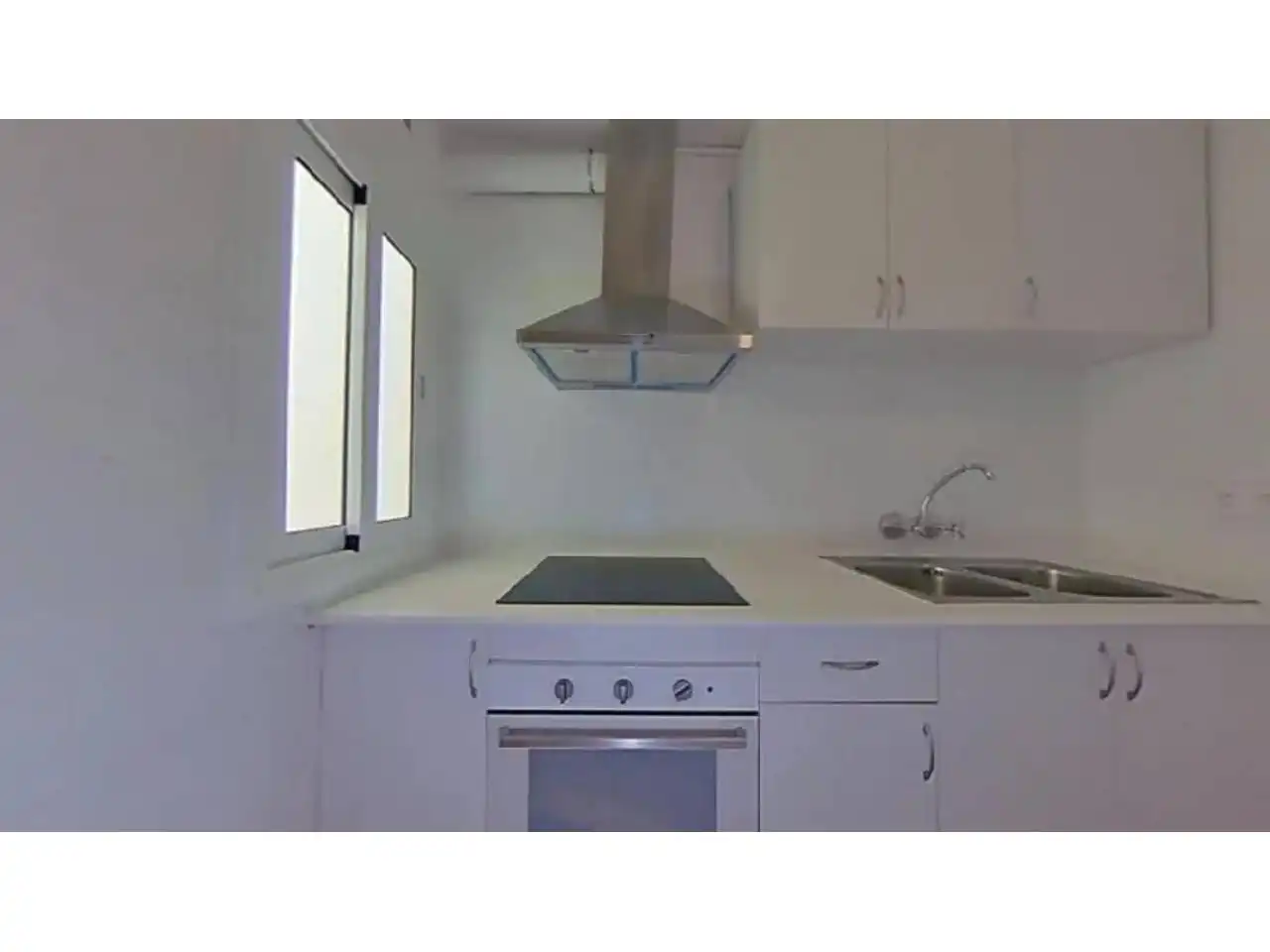 Cocina de Piso en venta en L'Hospitalet de Llobregat con Balcón