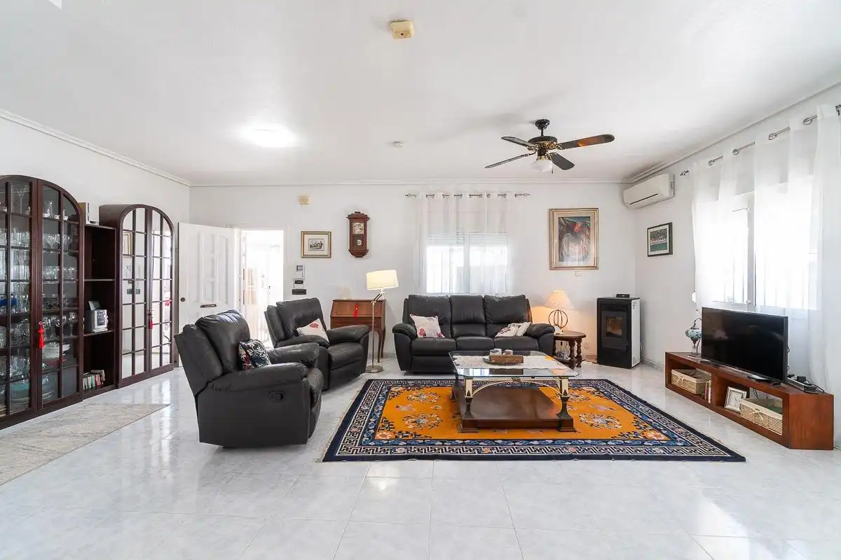 Sala d'estar de Casa o xalet en venda en Orihuela amb Aire condicionat, Jardí privat i Terrassa