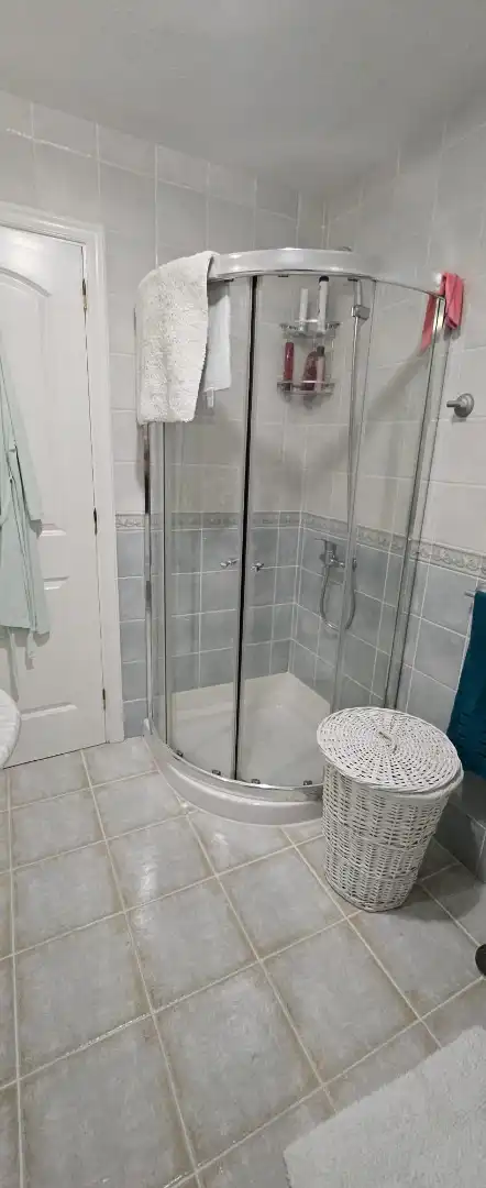 Badezimmer von Wohnung zum Verkauf in Arona mit Privatgarten, Möbliert und Ofen