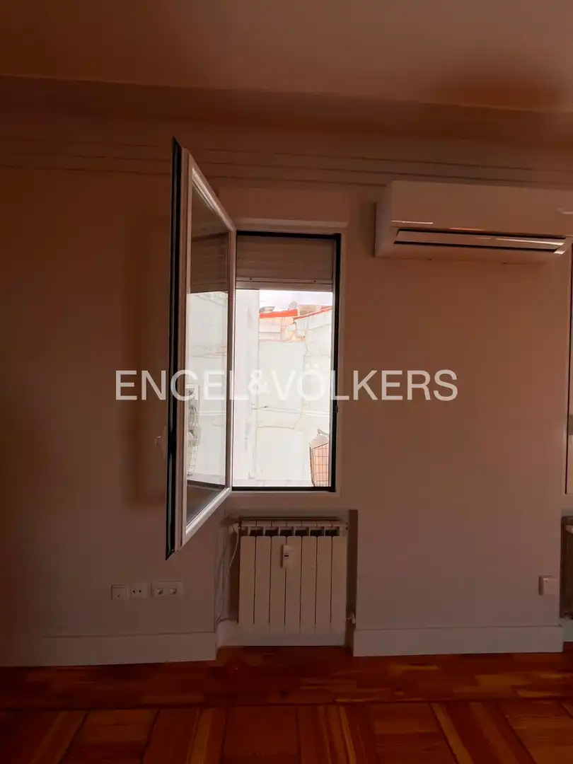 Balcony of Flat for rent in Madrid  with Air Conditioner and Heating