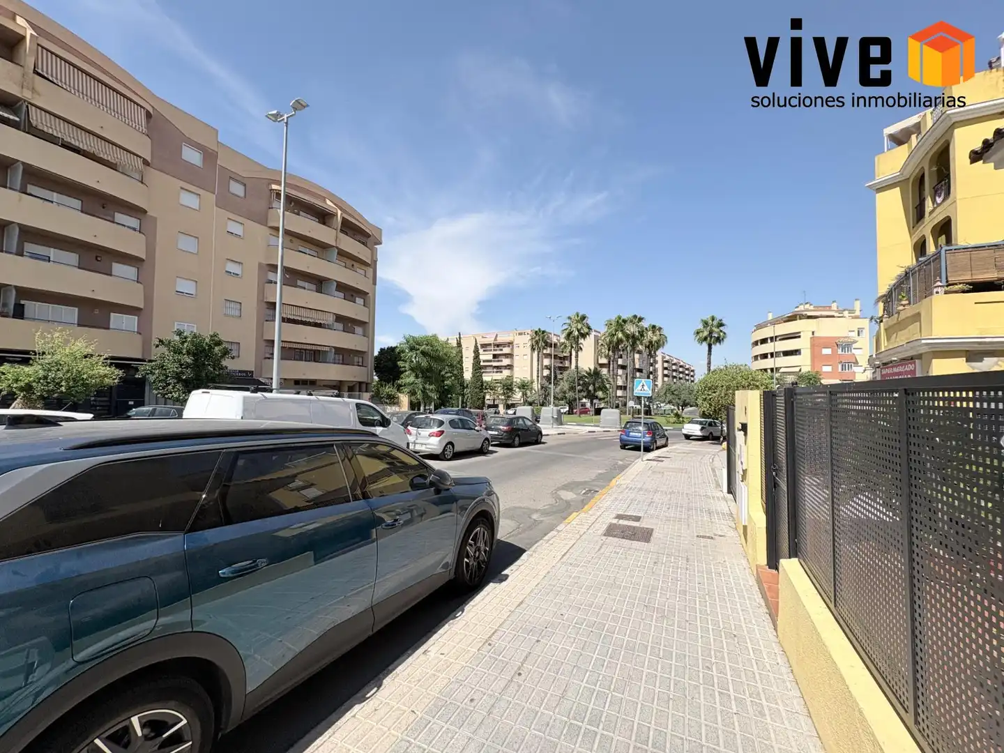 Vista exterior de Casa adosada en venda en San Juan de Aznalfarache amb Aire condicionat, Calefacció i Piscina comunitària