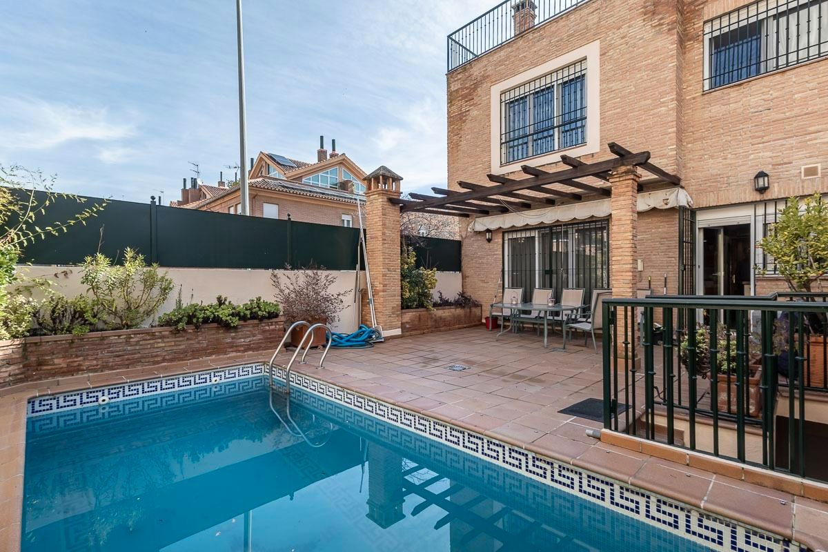 Piscina de Casa o xalet en venda en  Granada Capital amb Aire condicionat, Terrassa i Piscina