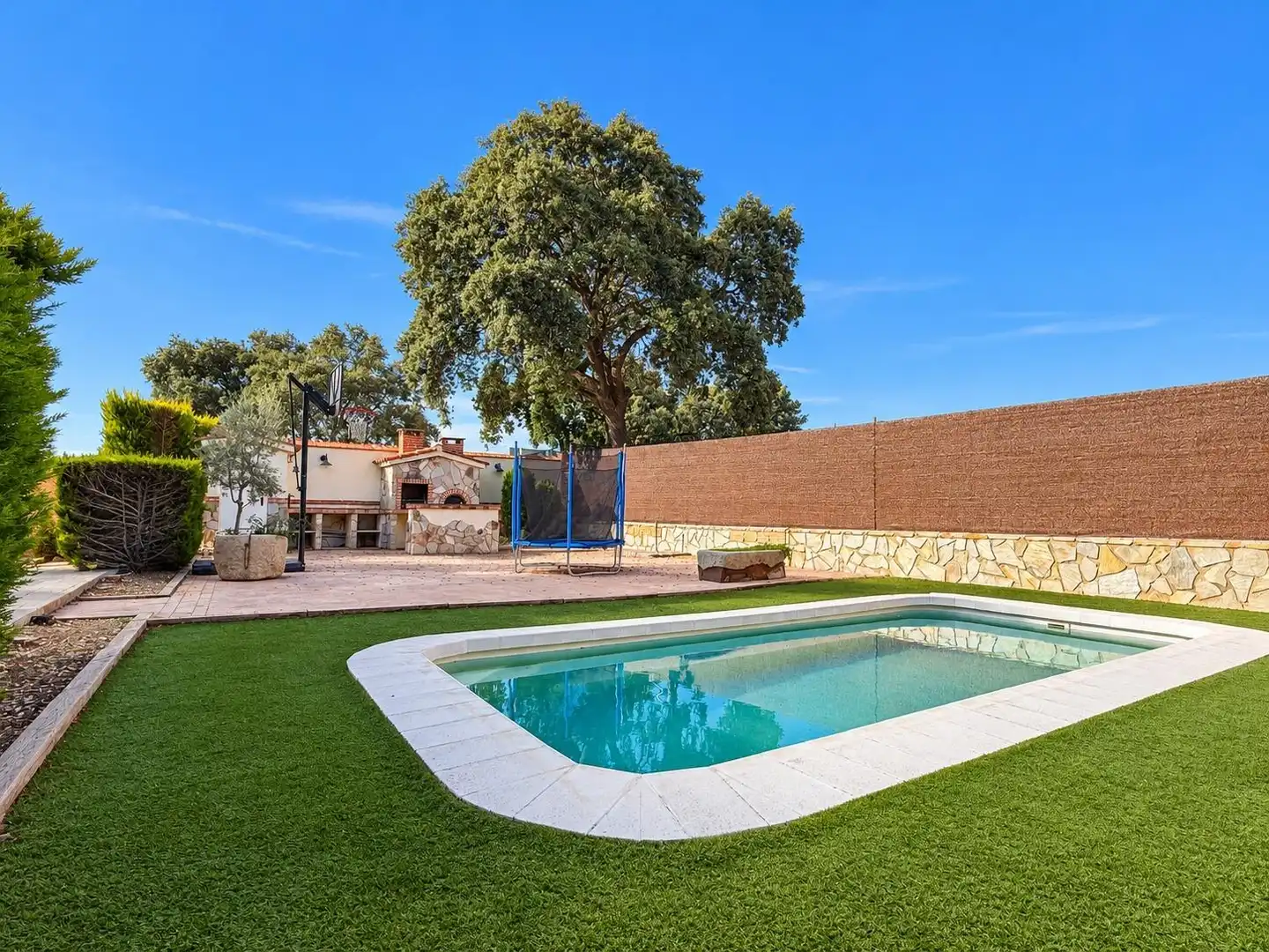 Swimming pool of Houses for sale in Chiloeches, Guadalajara