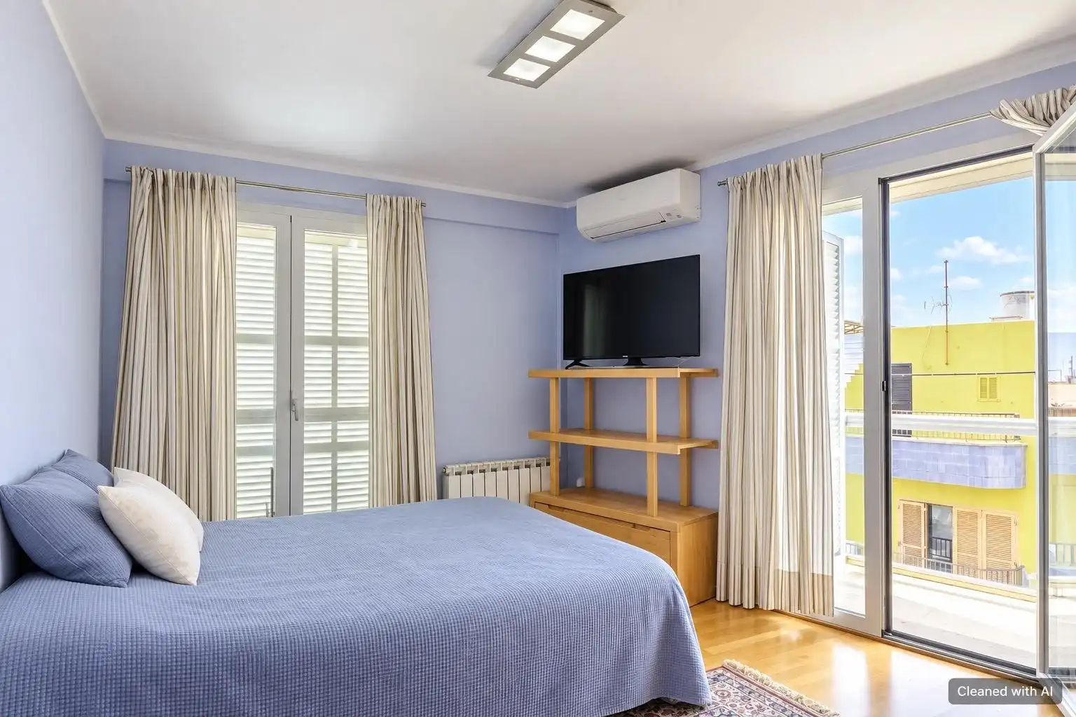 Schlafzimmer von Dachboden zum Verkauf in Pollença mit Klimaanlage, Heizung und Parkett