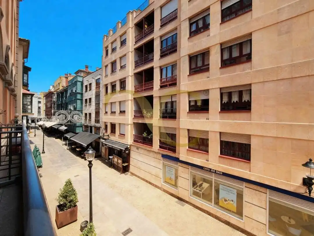 Vista exterior de Apartament en venda en Gijón  amb Calefacció, Moblat i Balcó