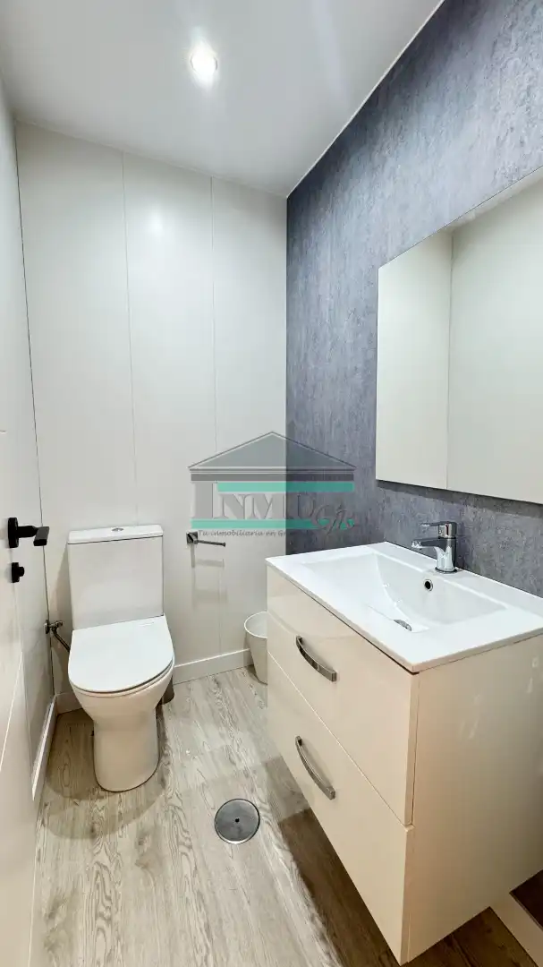 Bathroom of Flat for rent in Granada  with Air Conditioner, Heating and Terrace