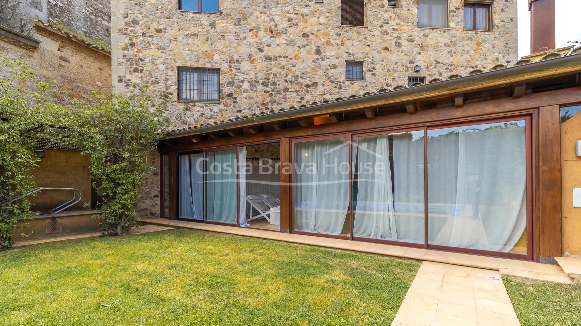 Terrassa de Finca rústica en venda en Torrent (Girona) amb Aire condicionat, Calefacció i Jardí privat