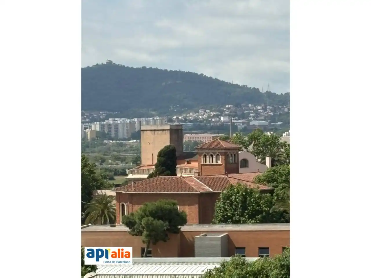 Vista exterior de Pis en venda en Sant Feliu de Llobregat amb Piscina comunitària