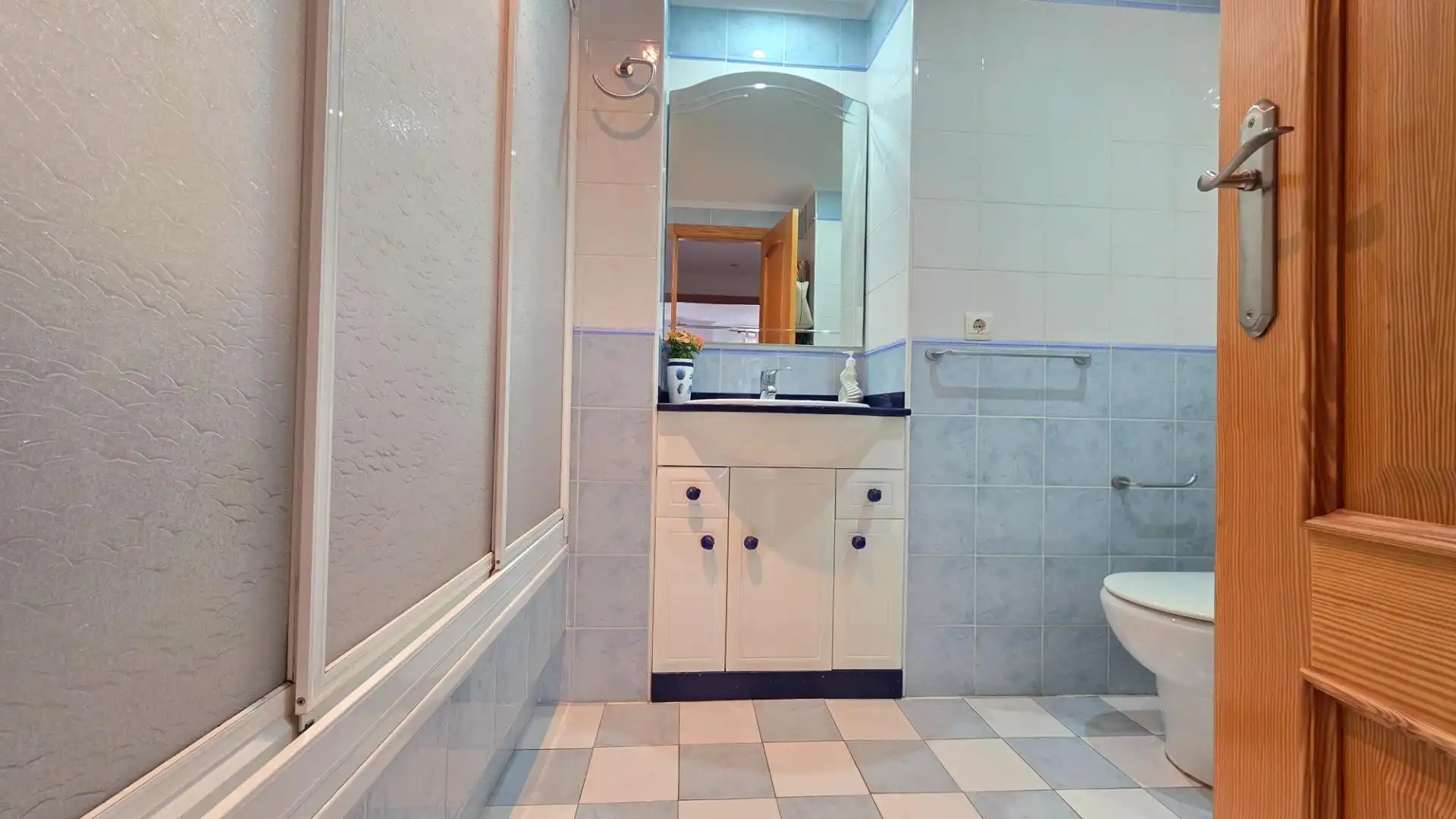 Badezimmer von Dachboden zum Verkauf in Gandia mit Klimaanlage, Terrasse und Abstellraum