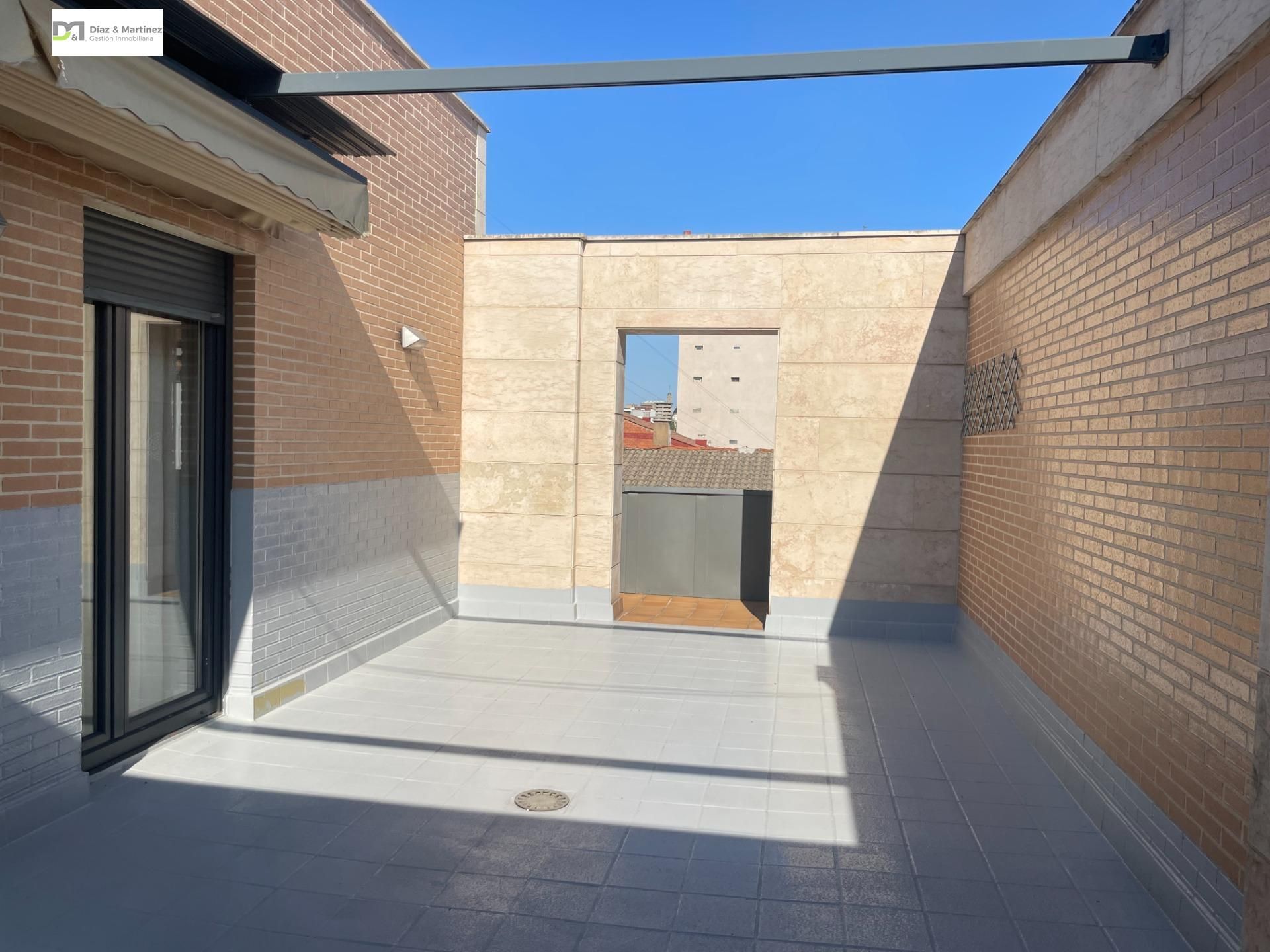 Terrassa de Apartament en venda en León Capital  amb Calefacció, Parquet i Terrassa