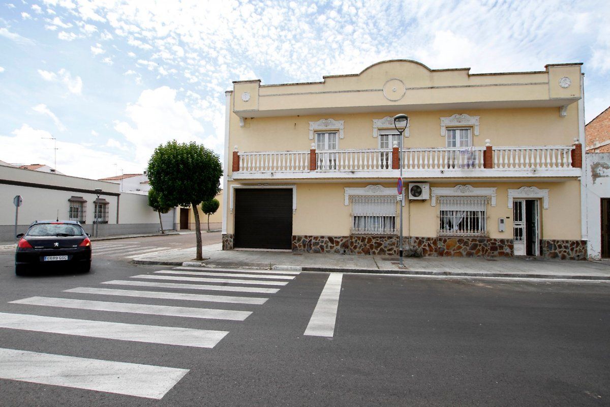 Vista exterior de Casa o xalet en venda en Puebla de la Calzada amb Traster i Balcó