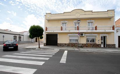 Exterior view of House or chalet for sale in Puebla de la Calzada  with Storage room and Balcony