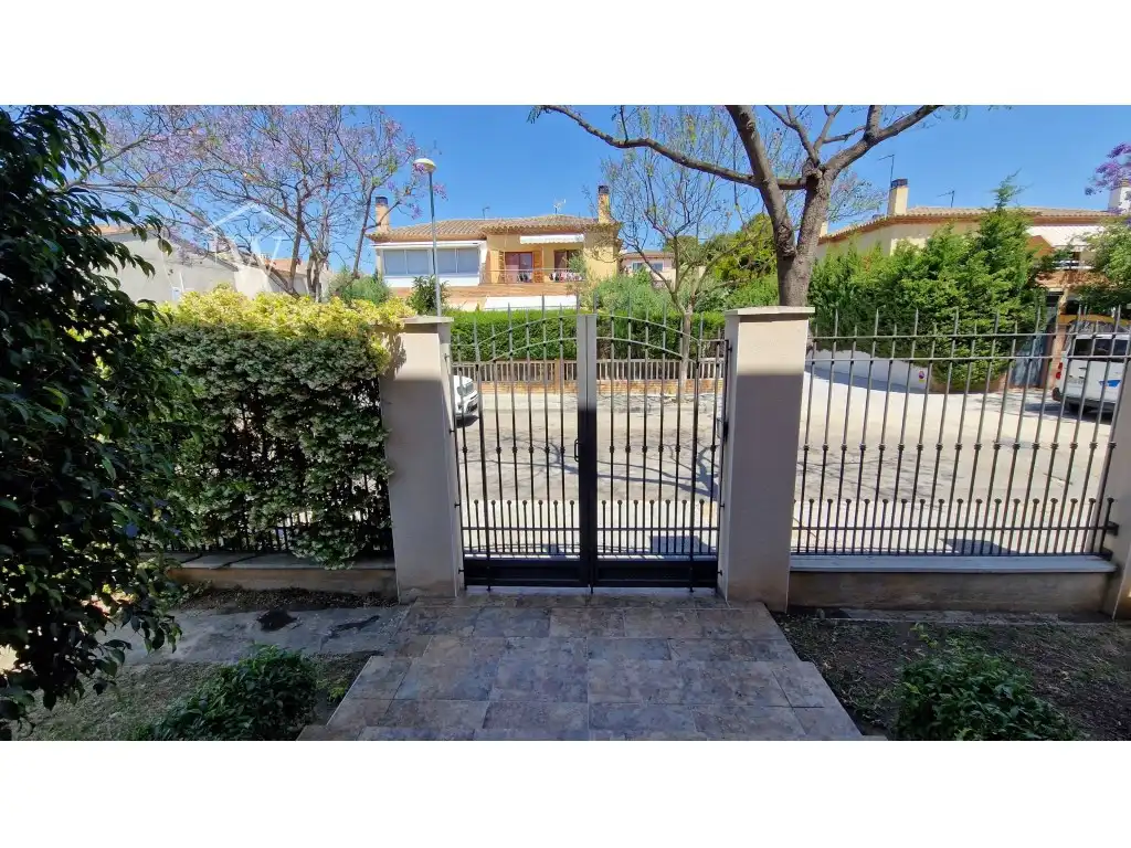 Vista exterior de Casa o xalet en venda en Cambrils amb Aire condicionat, Moblat i Balcó