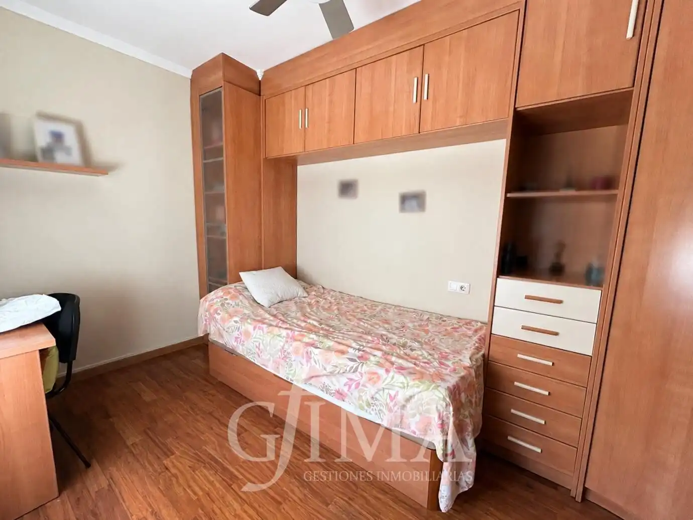 Habitación de Casa adosada en venta en Tomelloso con Calefacción, Trastero y Amueblado