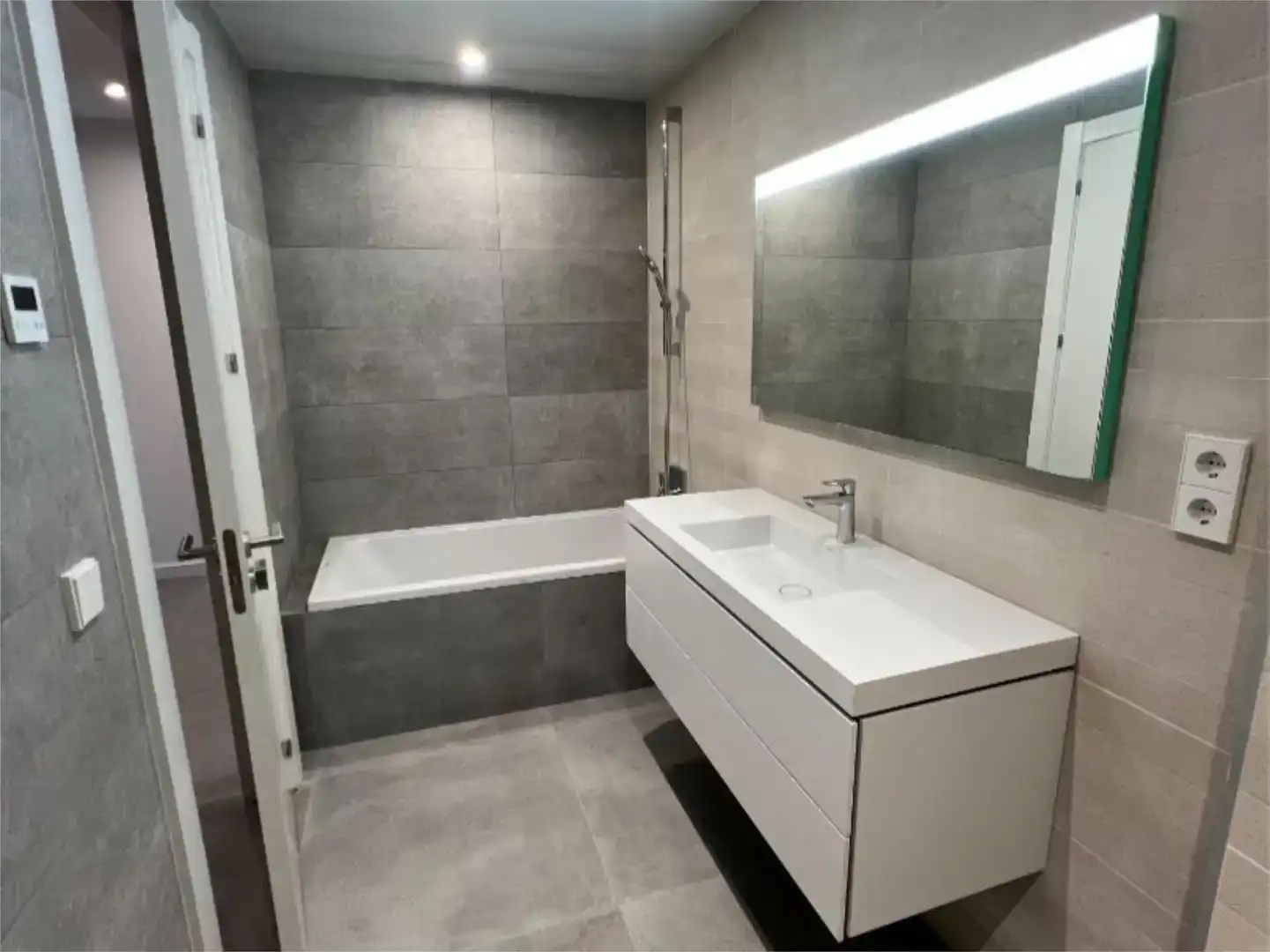 Badezimmer von Wohnung zur Miete in Salou mit Klimaanlage, Schwimmbad und Balkon