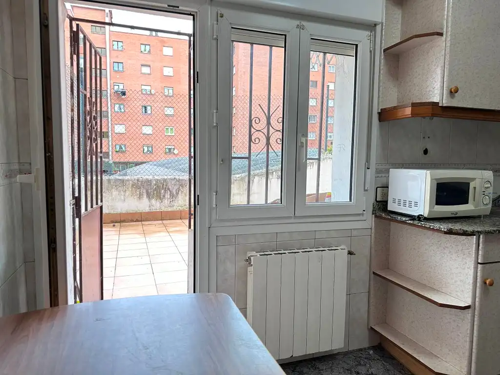 Cuina de Pis en venda en Gijón  amb Calefacció, Terrassa i Moblat