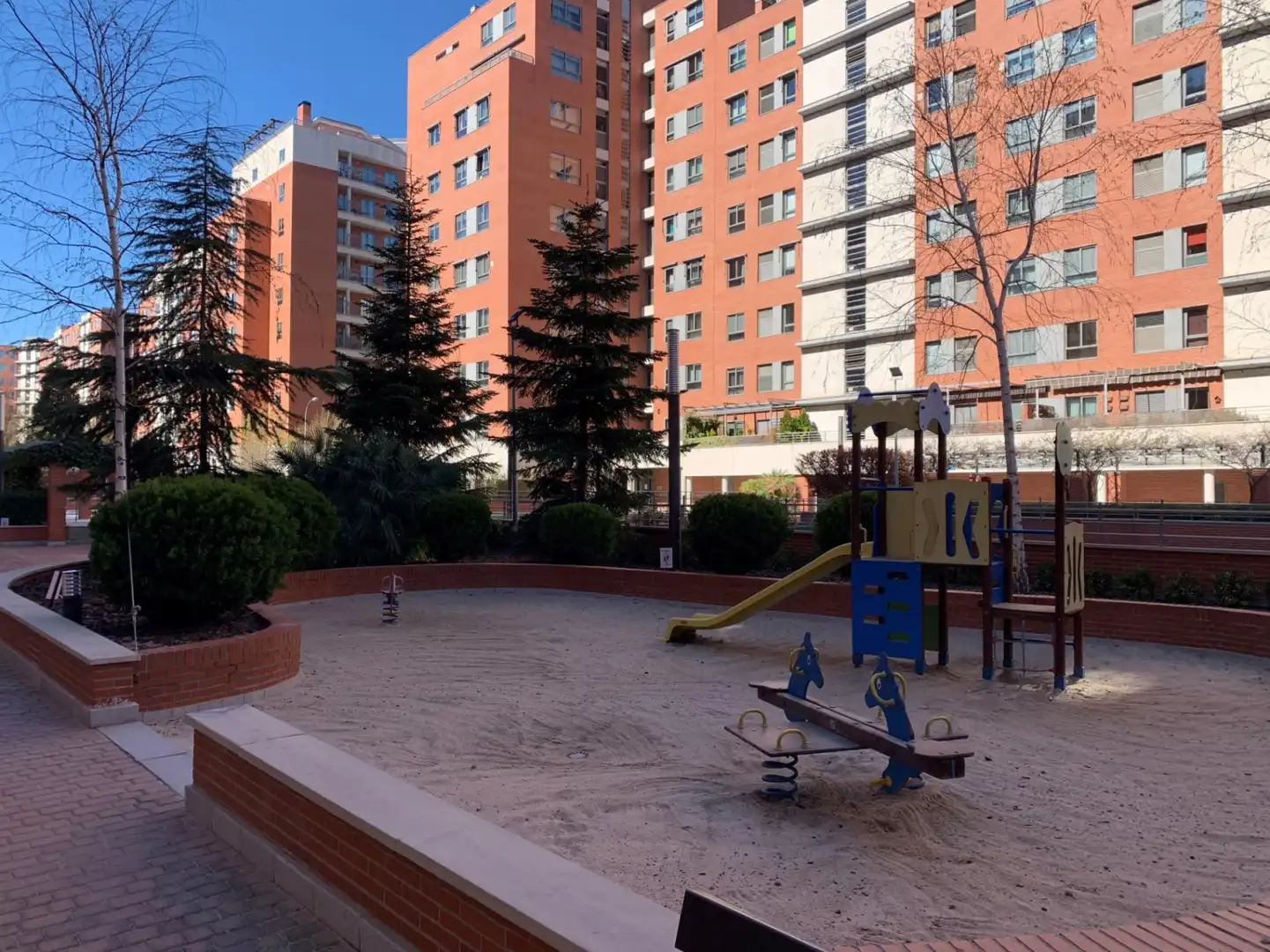 Parking de Piso en venta en Madrid con Aire acondicionado, Calefacción y Jardín privado