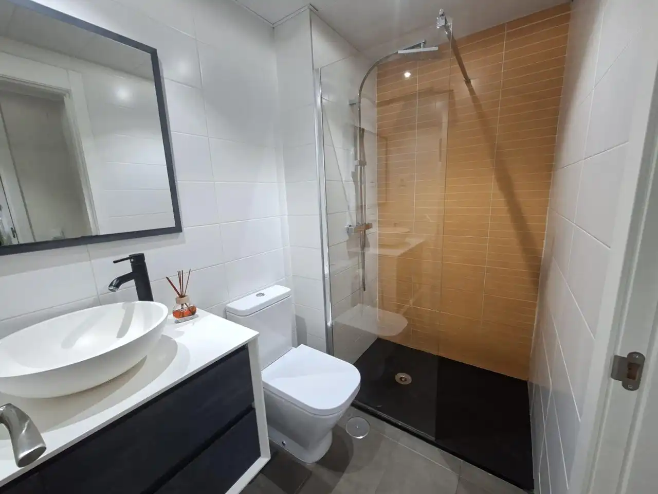 Bathroom of Flat for sale in Madrid  with Air Conditioner, Heating and Terrace