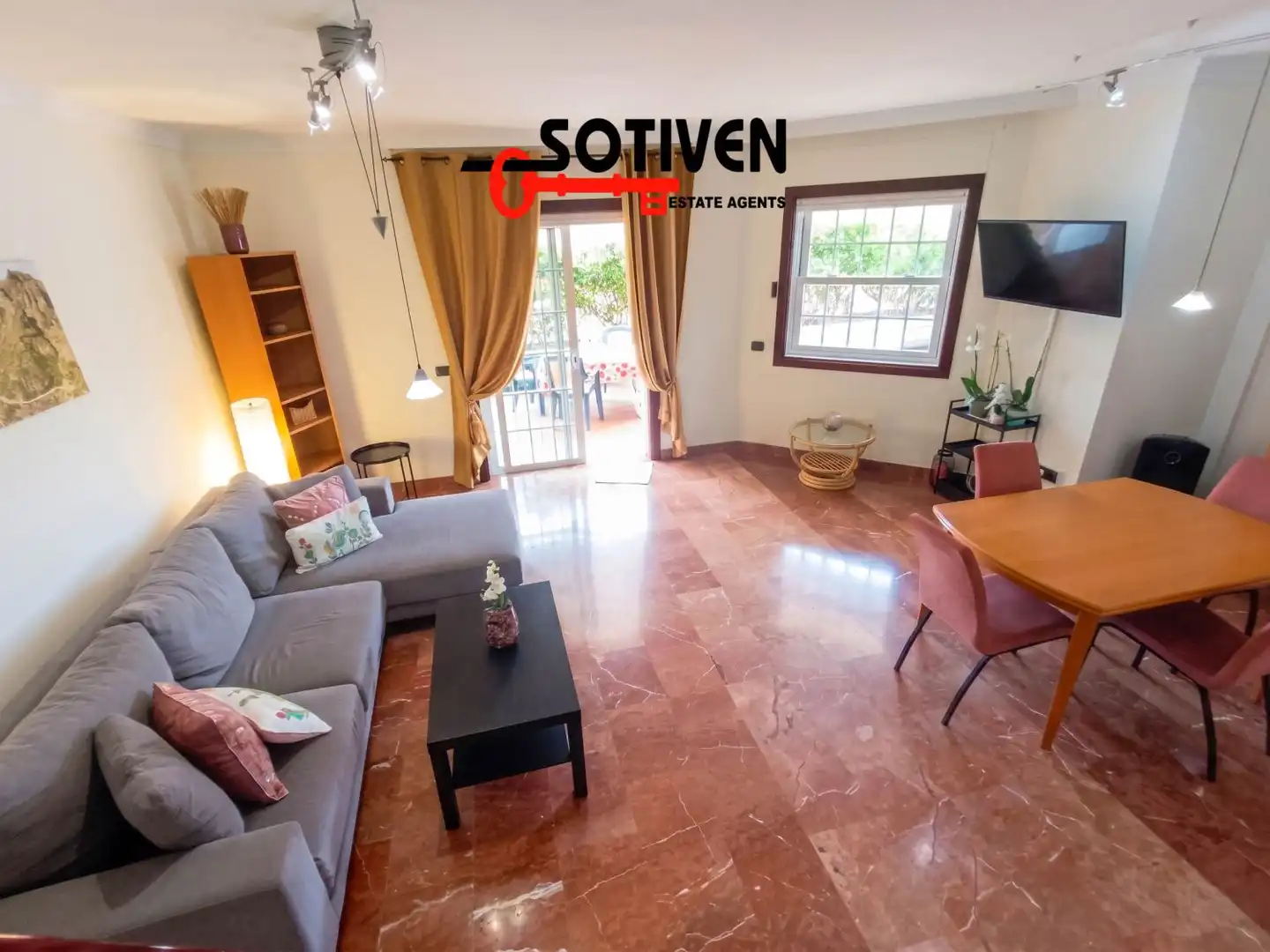 Vista exterior de Casa o xalet de lloguer en Adeje amb Terrassa, Balcó i Piscina comunitària