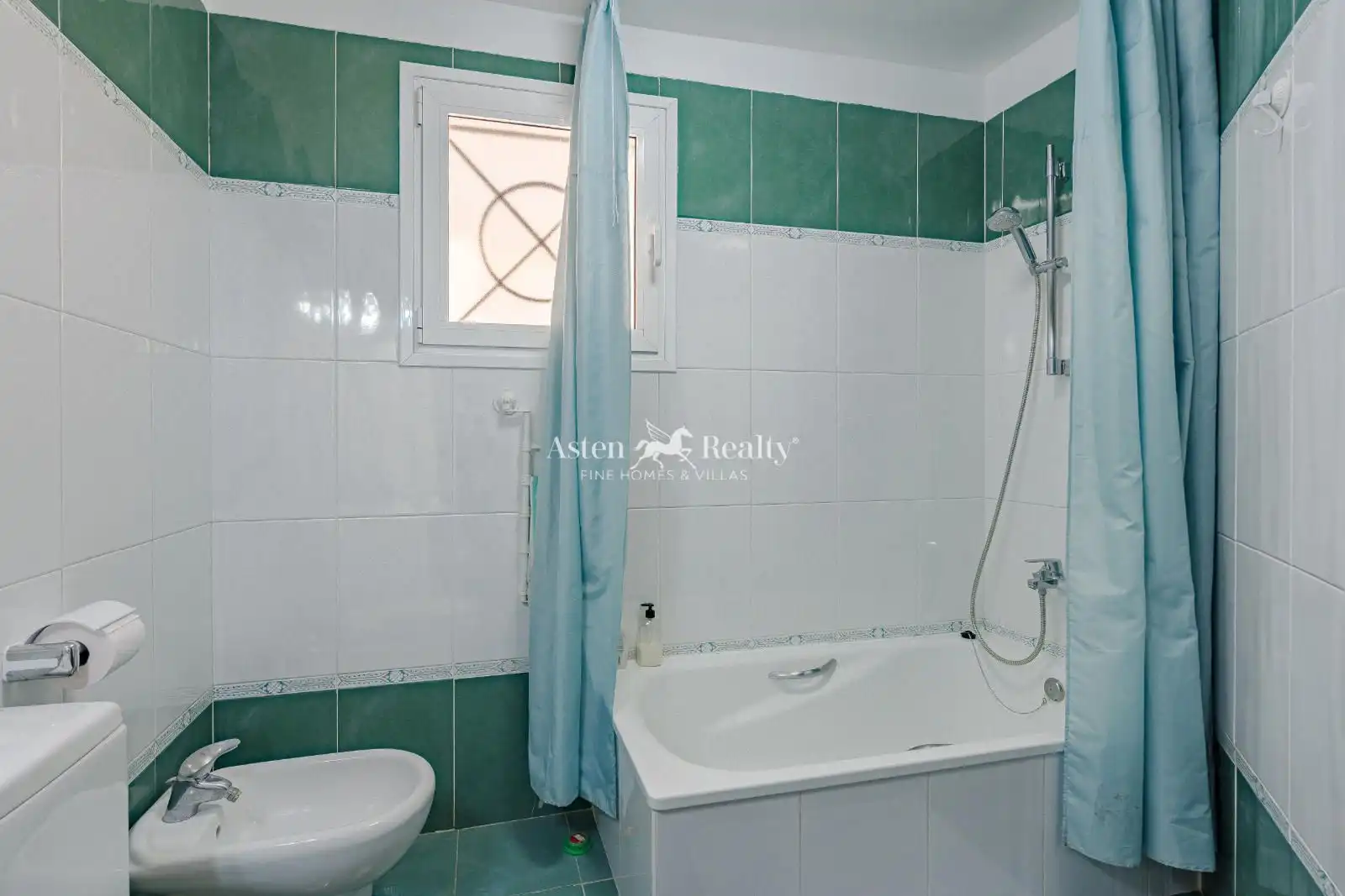 Baño de Piso en venta en Arona con Terraza, Trastero y Piscina