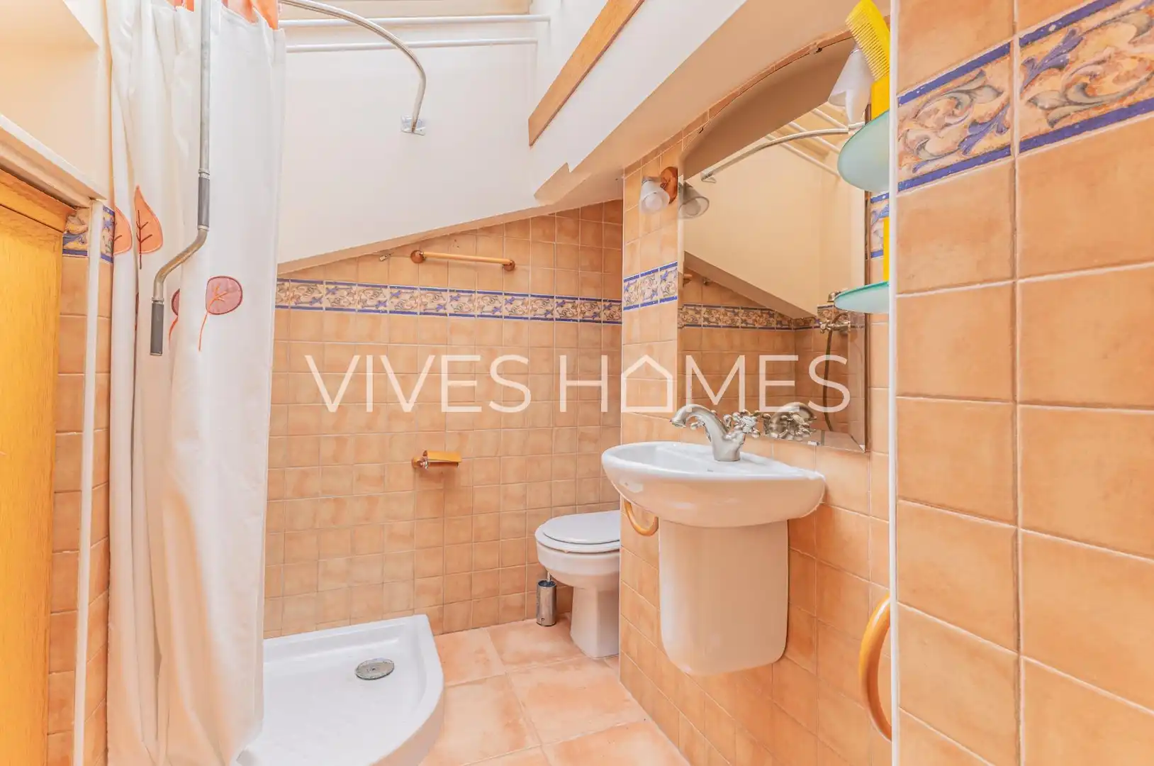 Badezimmer von Maisonette zum Verkauf in Arenys de Mar mit Klimaanlage, Heizung und Parkett