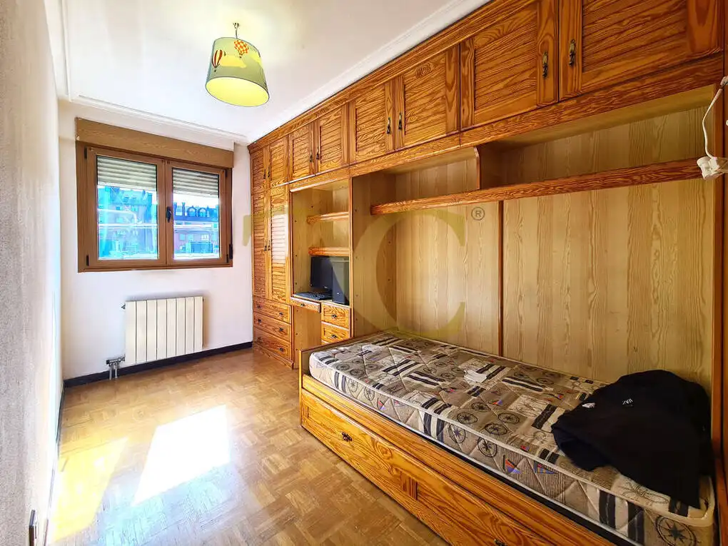 Habitación de Piso en venta en Oviedo  con Calefacción y Trastero