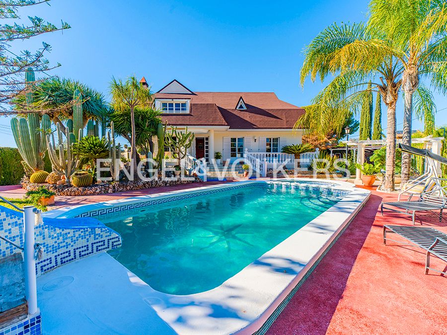 Vista exterior de Casa o xalet en venda en San Vicente del Raspeig / Sant Vicent del Raspeig amb Aire condicionat, Calefacció i Jardí privat