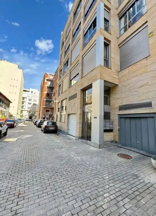 Außenansicht von Garage zum Verkauf in Madrid