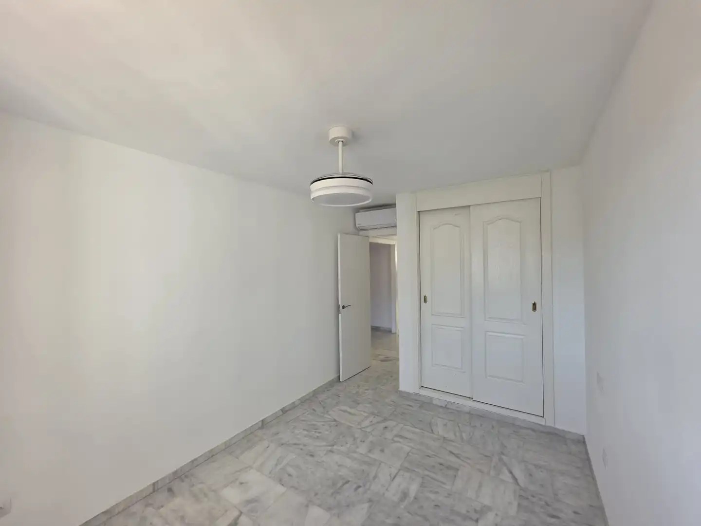 Dormitori de Casa adosada en venda en Benalmádena amb Aire condicionat, Jardí privat i Terrassa