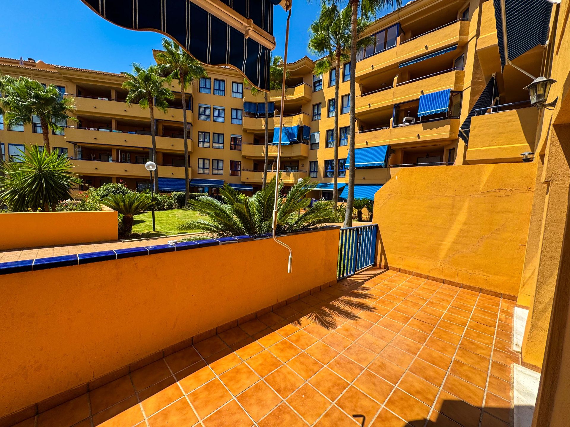 Vista exterior de Apartamento en venta en Manilva con Aire acondicionado, Calefacción y Terraza