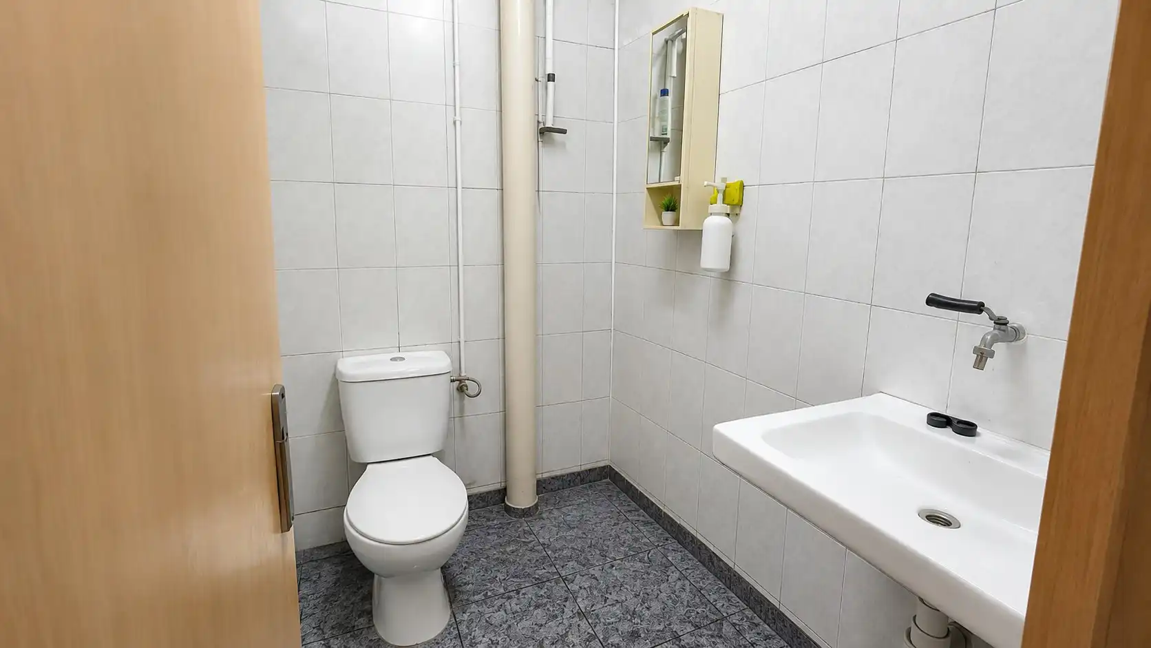 Baño de Local de alquiler en Sabadell