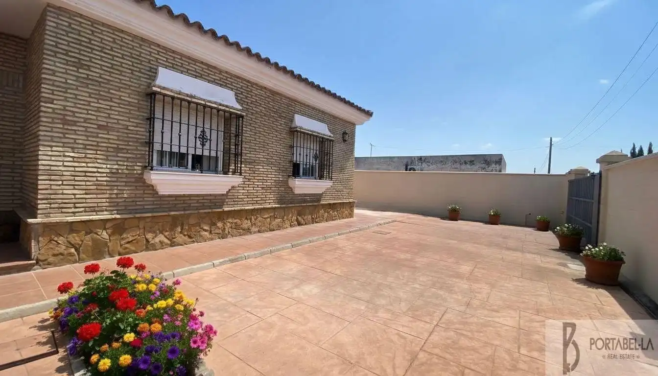 Vista exterior de Casa o xalet en venda en El Puerto de Santa María amb Aire condicionat, Traster i Piscina