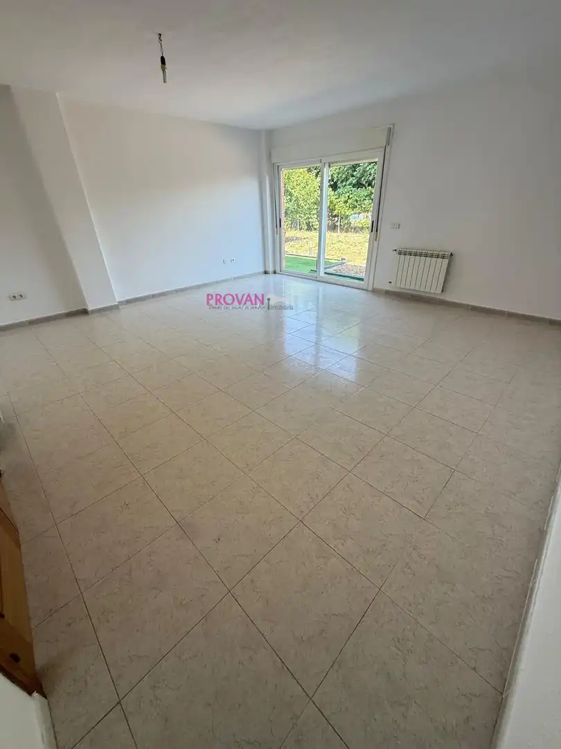 Sala de estar de Casa adosada en venta en Galápagos con Calefacción y Jardín privado