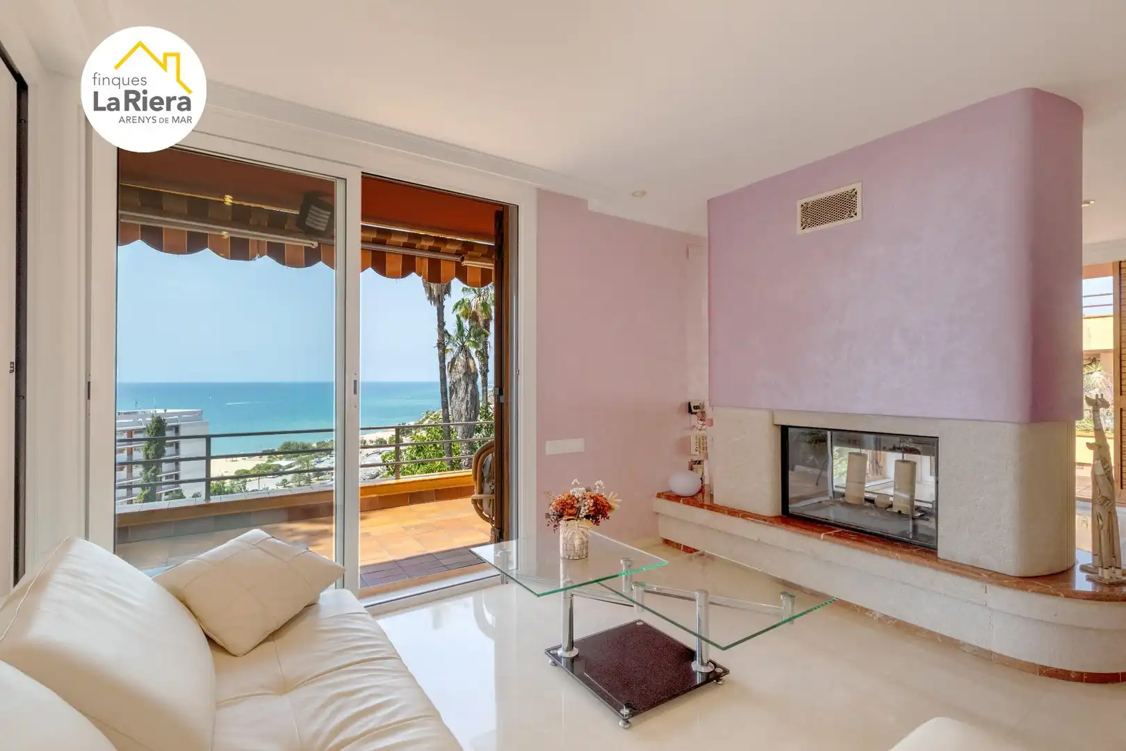 Sala de estar de Casa o chalet en venta en Arenys de Mar con Aire acondicionado, Calefacción y Jardín privado
