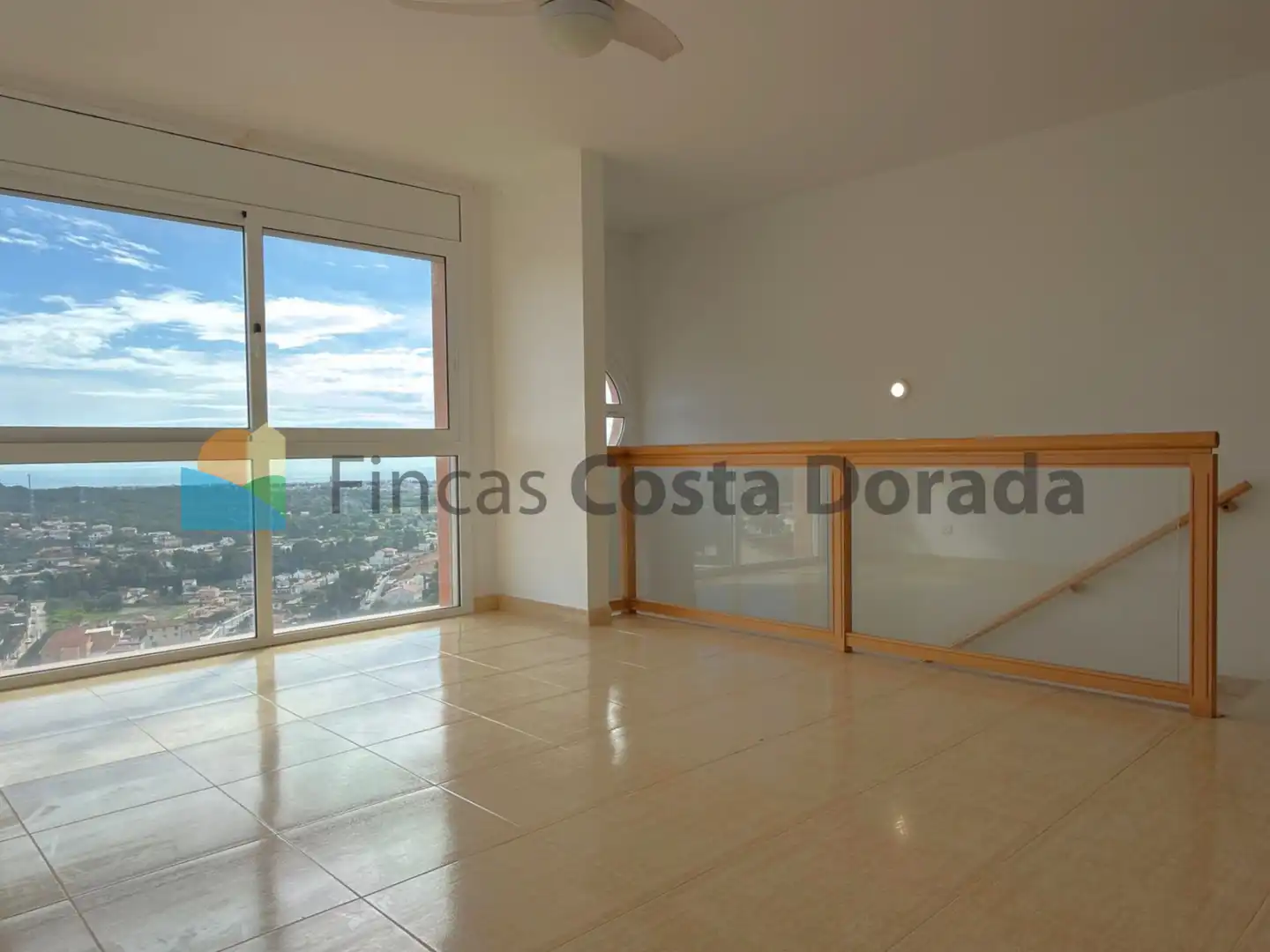 Sala d'estar de Casa o xalet en venda en Cubelles amb Aire condicionat, Calefacció i Jardí privat
