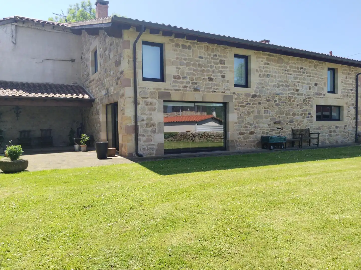 Vista exterior de Casa o xalet de lloguer en Molledo amb Calefacció, Jardí privat i Terrassa