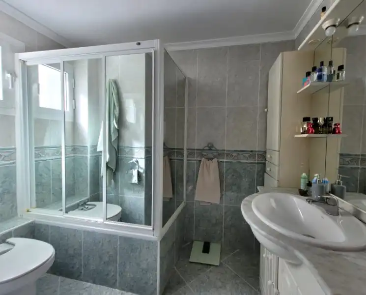 Baño de Piso en venta en Málaga con Terraza, Horno y Lavadora