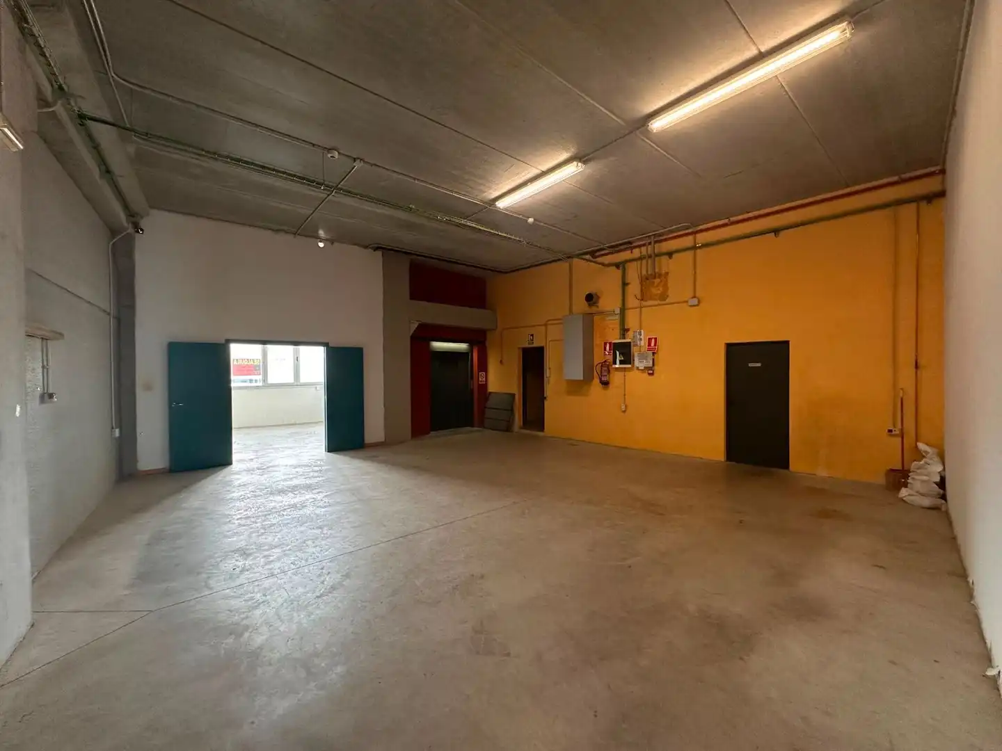 Nau industrial de lloguer en Badalona