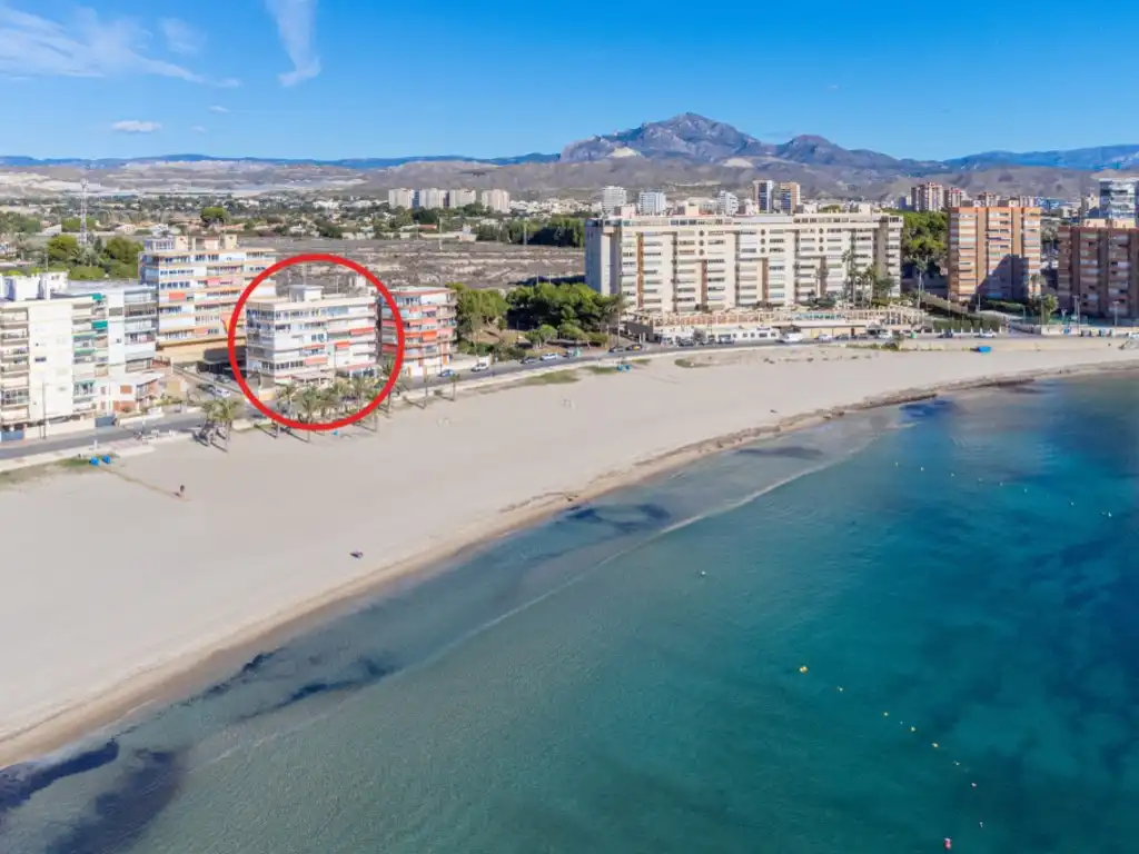 Vista exterior de Àtic en venda en El Campello amb Terrassa