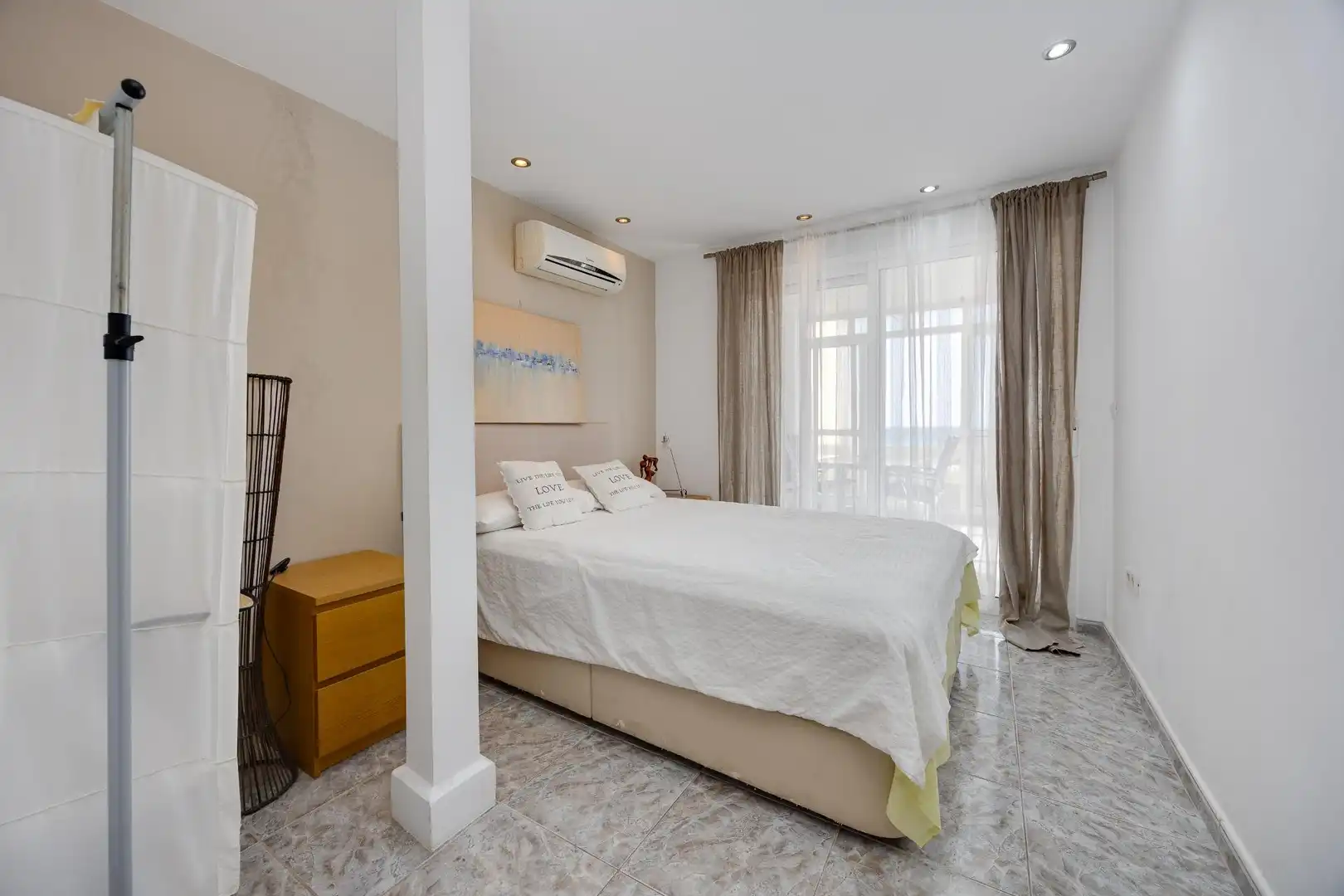 Dormitori de Apartament en venda en Torrevieja amb Aire condicionat, Terrassa i Moblat