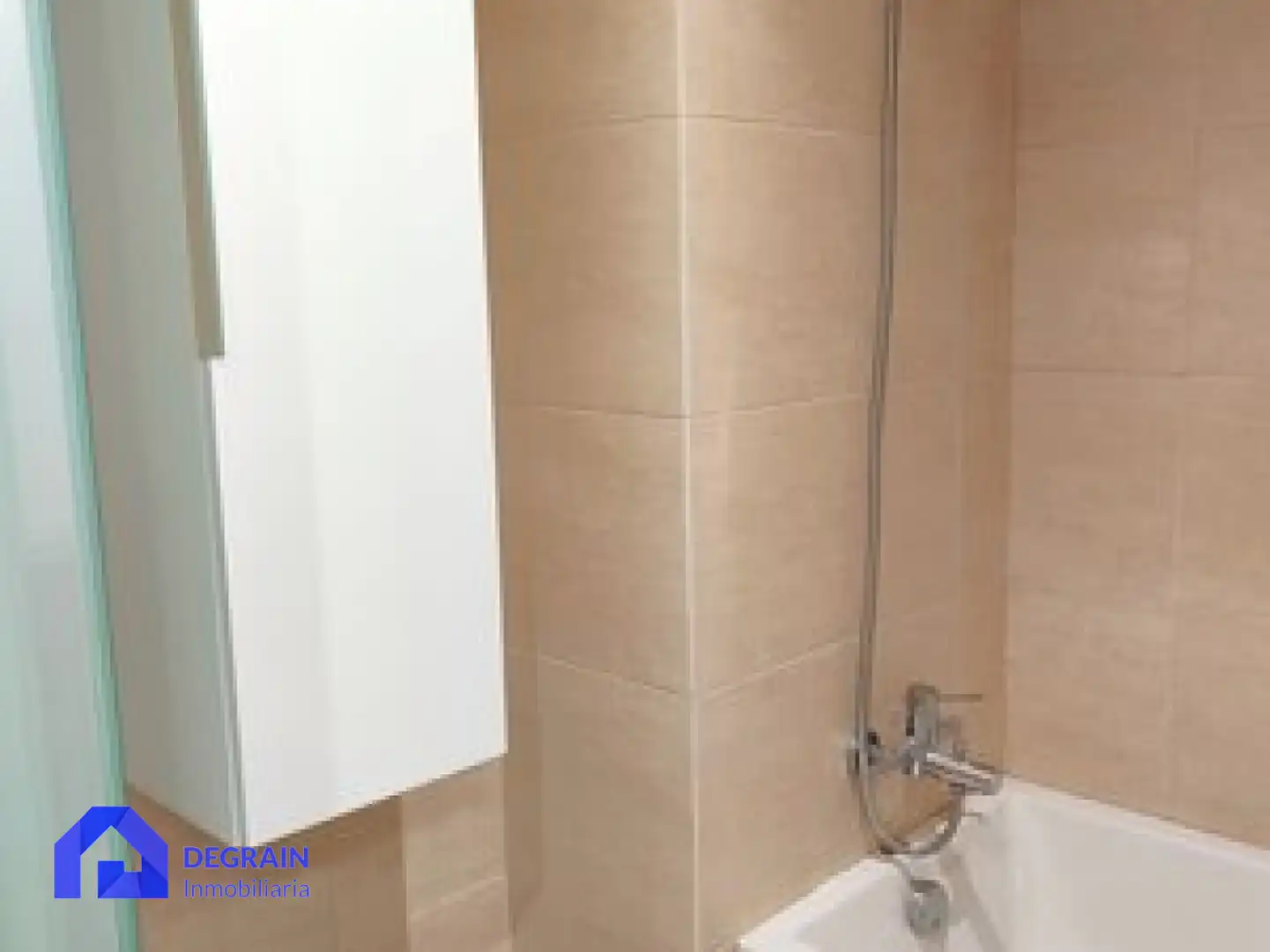 Badezimmer von Wohnung zum Verkauf in Oviedo  mit Heizung, Privatgarten und Abstellraum