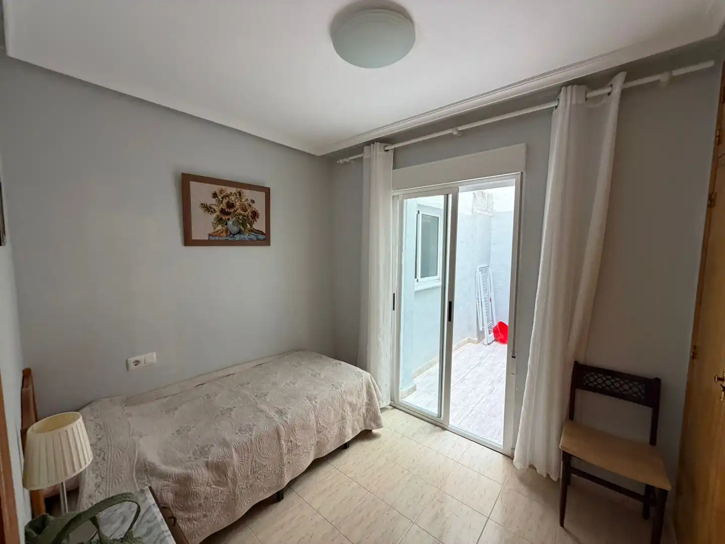 Dormitori de Pis de lloguer en Torrevieja amb Aire condicionat, Terrassa i Moblat