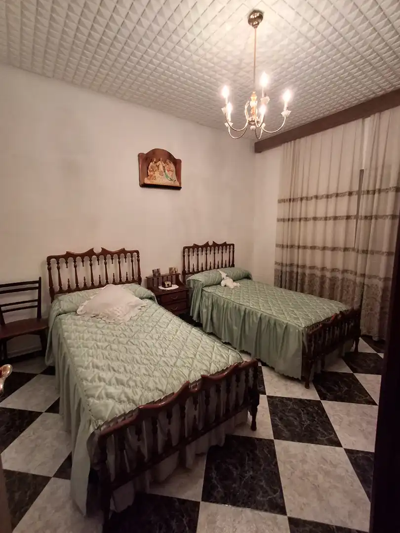 Dormitori de Casa adosada en venda en La Puebla de Almoradiel amb Calefacció, Moblat i Balcó