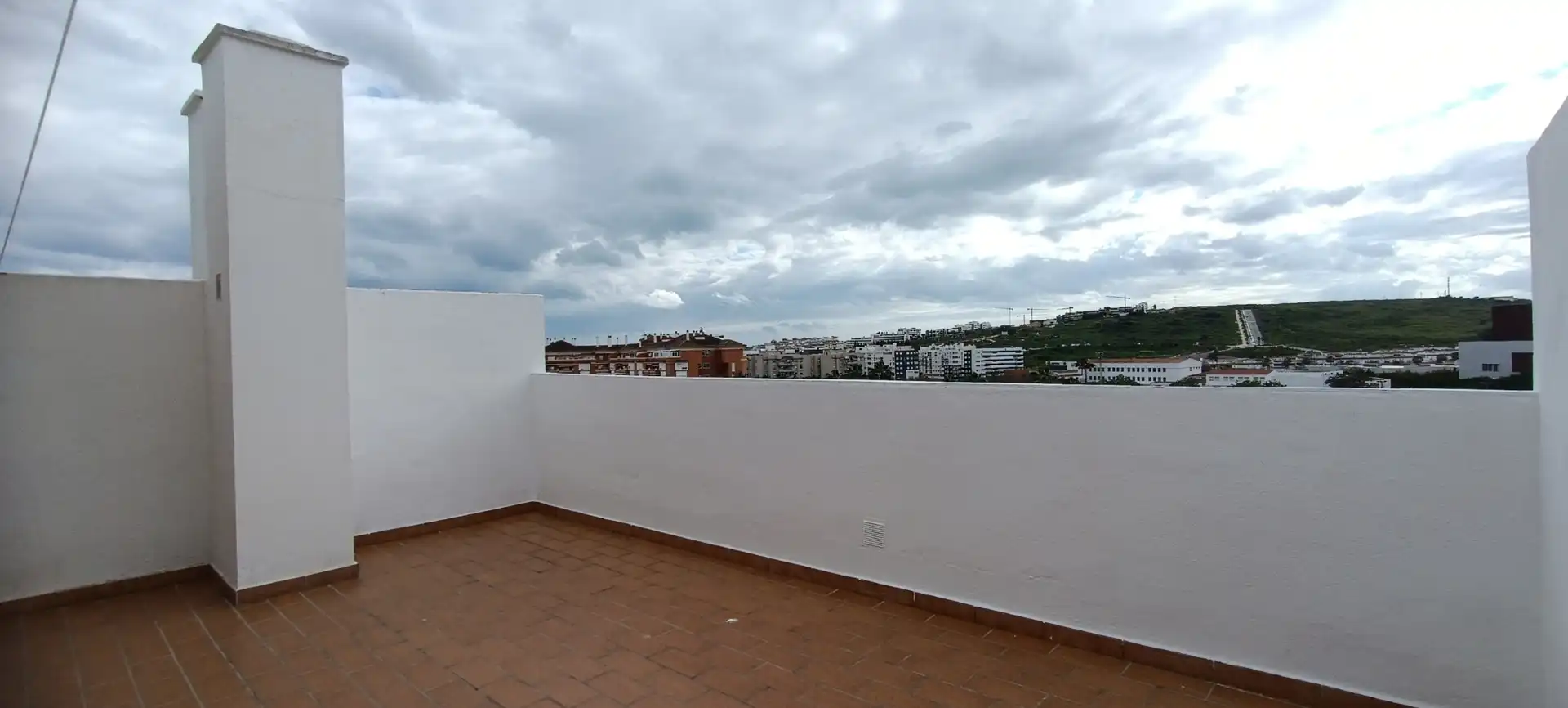 Terrasse von Einfamilien-Reihenhaus zum Verkauf in Estepona mit Klimaanlage, Heizung und Terrasse